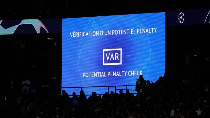 Champions League: Der VAR prüfte in Paris - und kam zu einer hochumstrittenen Entscheidung.