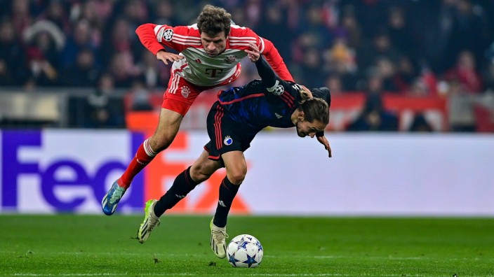 FC Bayern in der Champions League: Bayern-Angreifer Thomas Müller (li.) kommt im Zweikampf zu Fall - gegen Kopenhagen klappte bei den Münchnern nicht viel.