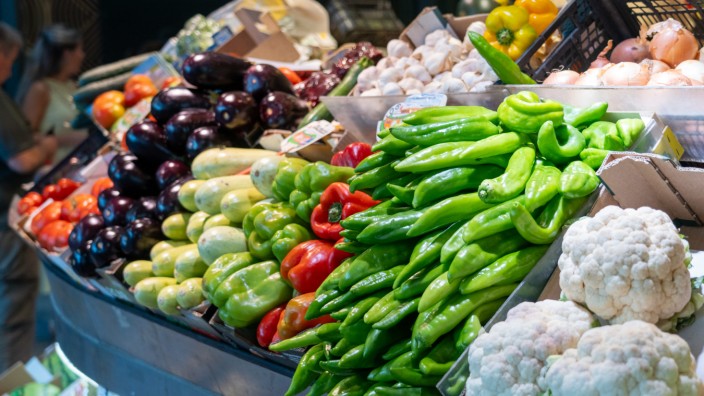 Inflation: Gemüsestand in Sevilla/Spanien: Auch die Lebensmittelpreise steigen der Statistik zufolge weniger als in den vergangenen Monaten.