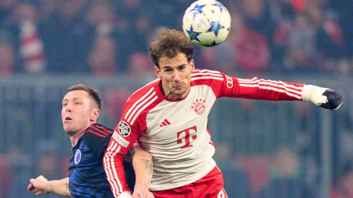 Leon Goretzka beim FC Bayern: Klärende Kraft beim FC Bayern: Leon Goretzka gewinnt ein Kopfballduell mit Lukas Lerager.