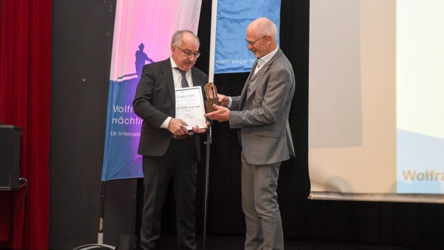 Auszeichnung in der Loisachhalle: "Erfüllt mit tiefer Dankbarkeit und Stolz": Geschäftsführer Karl Bujnowski nimmt die Auszeichnung von Bürgermeister Klaus Heilinglechner entgegen.