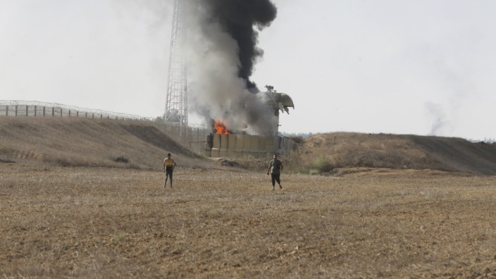 Krieg in Nahost: "Imaginäres Szenario"? Warnungen vor einem Angriff der Hamas wurden offenbar nicht ernst genommen - brennender Beobachtungsposten an der Grenze zum Gazastreifen am 7. Oktober.
