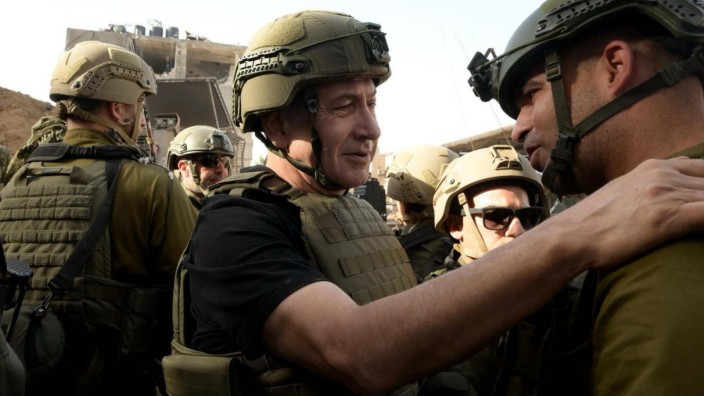 Naher Osten: Israels Militär kann die Hamas besiegen - doch um welchen Preis? Ministerpräsident Benjamin Netanjahu zu Besuch bei Soldaten im Gazastreifen.