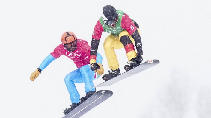 Snowboardcross: Manchen Nationen voraus, aber nicht in der Förderung: Martin Nörl, rechts, beim olympischen Mixed-Wettbewerb.