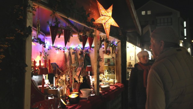Weihnachtsmärkte im Landkreis Starnberg: Mit vielen Lichtern glänzt der Starnberger Christkindlmarkt auch dieses Jahr wieder vor den Mauern der Stadtpfarrkirche St. Maria. Die Öffnungszeiten wurden erheblich erweitert.