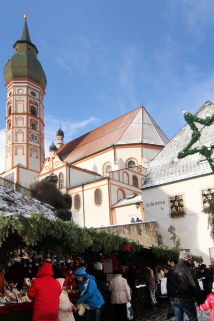 Weihnachtsmärkte im Landkreis Starnberg: Alle Jahre wieder zieht die lebende Krippe während des Andechser Christkindlmarktes die Besucher des Heiligen Berges in ihren Bann.