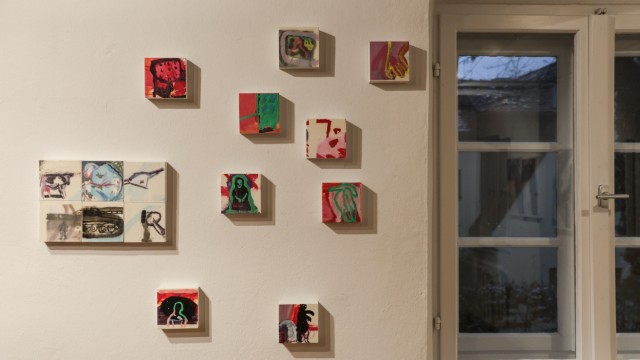 Atelierausstellung: Margot Krottenthaler setzt in ihren wachsbeschichtete Miniaturen digitale Bilderschnipsel in Malerei um.