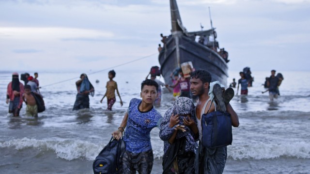 The Political Book: Drama about desperate Rohingya refugees from Myanmar: Ethnic Rohingya leave their boat after landing in Ulee Madon in Aceh Province/Indonesia