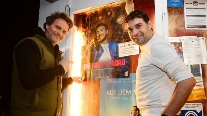 Kino: Besuch in der Heimat: Regisseur Markus Goller (links) posiert mit Kinobetreiber Stefan Stefanov vor dem Filmplakat von "One for the Road".