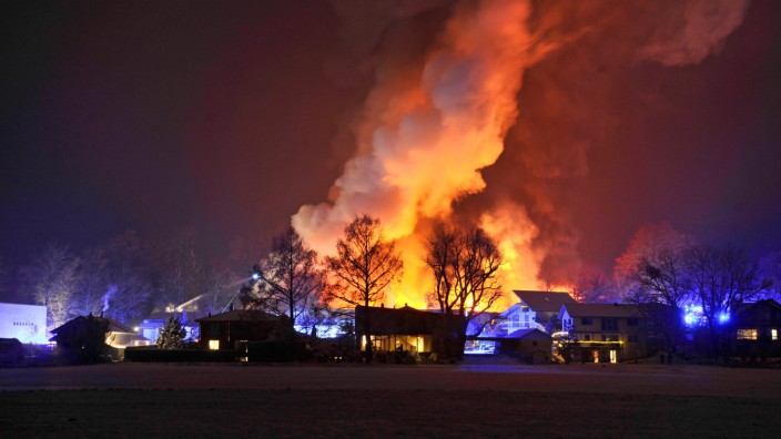 Großbrand in Schondorf: Bei dem nächtlichen Brand in einer Gewerbehalle in Schondorf lodern die Flammen weit in die Höhe.