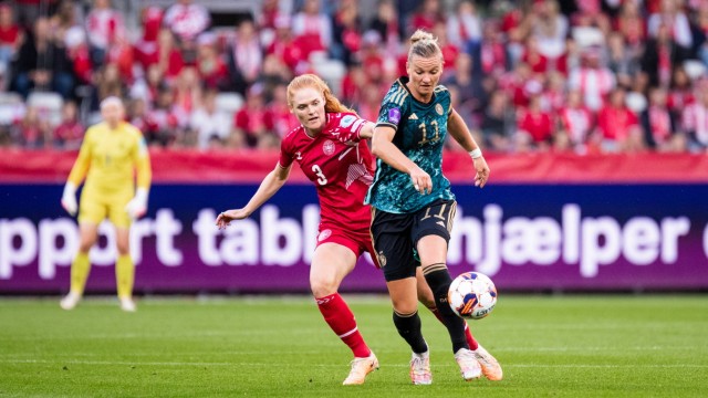 DFB-Team in der Nations League: Revanche in Rostock: DFB-Stürmerin Alexandra Popp (r.) im September beim 0:2 in Dänemark