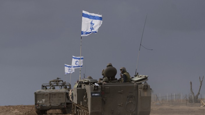 SZ am Morgen: Das am 20. November aufgenommene Bild zeigt israelische Soldaten, die entlang der Grenze zum Gazastreifen Militärfahrzeuge manövrieren.
