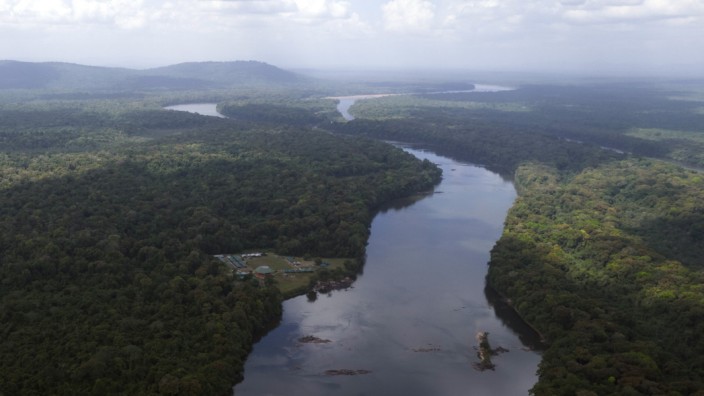 Südamerika: Der Essequibo-Fluss. Schon zweimal wurde das Essequibo-Gebiet zu einem Teil von Guyana erklärt, doch die Entscheidungen erkennt Venezuela nicht an.