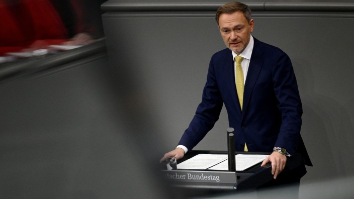 Bundestag: Finanzminister Christian Lindner will im kommenden Jahr die Schuldenbremse wieder einhalten.