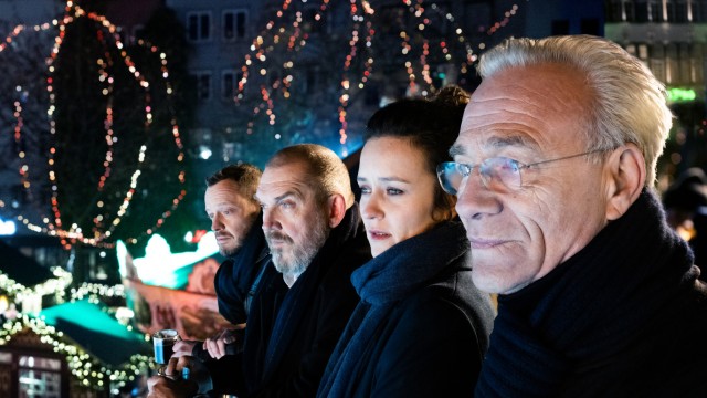 Tatort aus Köln: Das Weihnachtskommissariat: von rechts Max Ballauf (Klaus J. Behrendt), Natalie Förster (Tinka Fürst), Freddy Schenk (Dietmar Bär) und Norbert Jütte (Roland Riebeling).