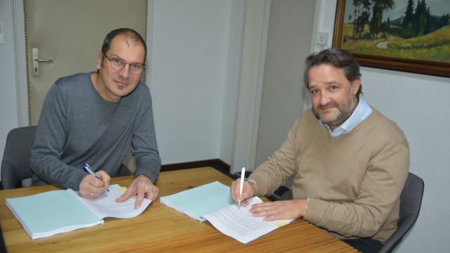 Fürstenfeldbruck: Oberbürgermeister Christian Götz und Wohnbau-Geschäftsführer Christoph Maier bei der Unterzeichnung des Vertrags.