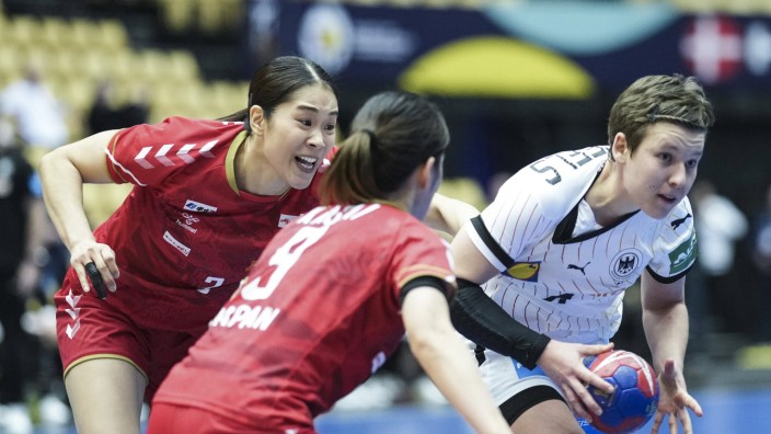 Handballerin Alina Grijseels: Sieben Treffer gegen Japan: Alina Grijseels (rechts) war beim mühsamen WM-Auftakt die beste deutsche Spielerin.