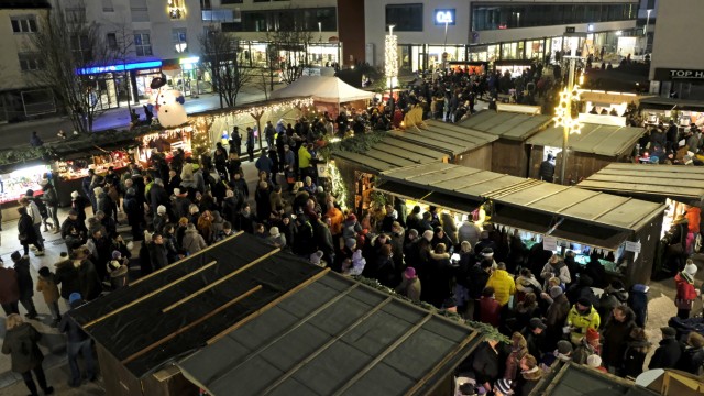 Schock um Urheberrechte-Kosten: Der Christkindlmarkt auf dem neugestalteten Karl-Lederer Platz in Geretsried.