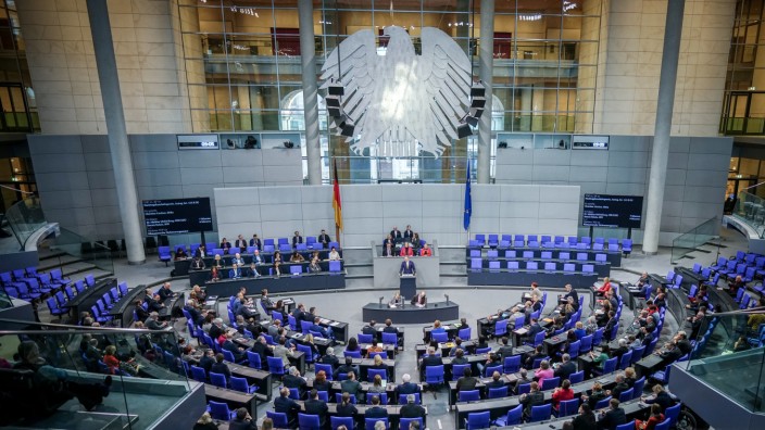 Haushalt: Christian Lindner (FDP), Bundesminister der Finanzen, spricht im Plenum des Bundestags über den Nachtragshaushalt für 2023.
