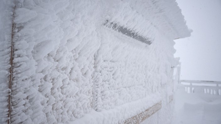 Wetter: Schnee und Eis hängen an einem Kiosk auf der Zugspitze
