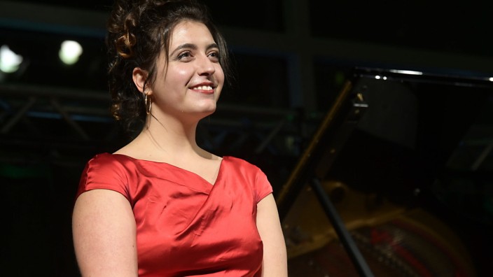 Benefizkonzert: Bespielt viele Konzertsäle: Die Pianistin Sophie Pacini begeistert in ihrer Heimatgemeinde Aying ebenso wie jetzt in der Isarphilharmonie.