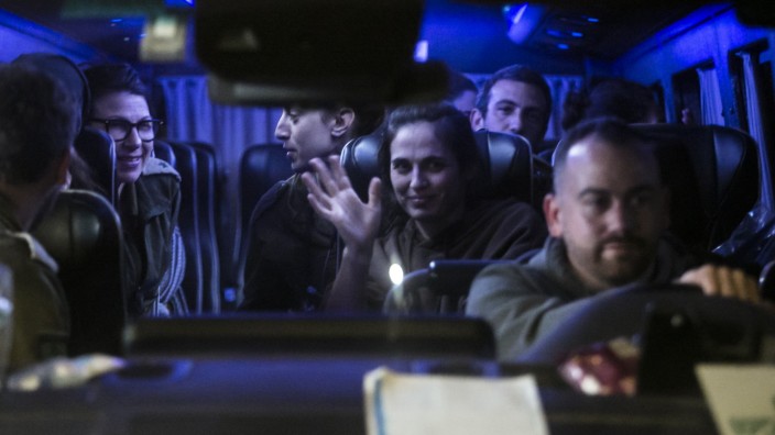 Geiseln der Hamas: Im Auto nach Gaza verschleppt, im Bus zurück: Yarden Roman winkt nach 53 Tagen Geiselhaft in die Kamera eines Reporters.