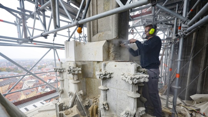 Regensburg: Steinmetz Maximilian Lell flext alten Sandstein im Turm des Regensburger Doms weg. Dort sollen die alten verwitterten Steine ersetzt werden.
