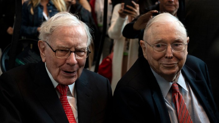 Geldanlage: Legenden unter sich: Der jüngst verstorbene Charlie Munger (re.) mit seinem langjährigen Investoren-Kompagnon Warren Buffett auf einer Archivaufnahme von 2019.