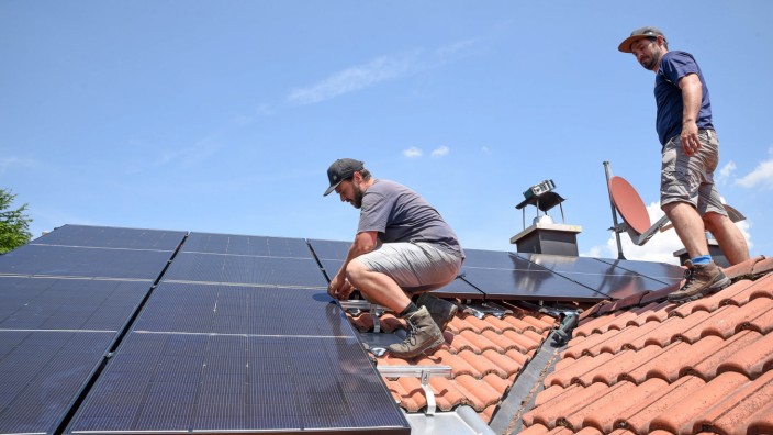 Landkreis Erding: Da die Strompreise stark gestiegen sind, ließen viele eine Photovoltaikanlage auf dem Dach ihres Einfamilienhauses errichten.