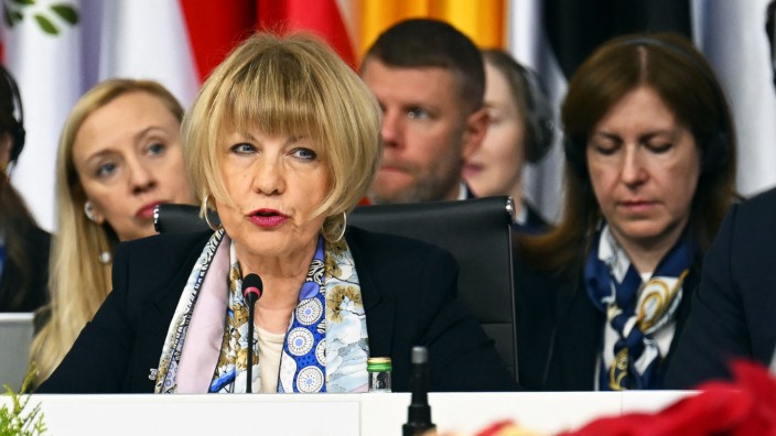 Treffen in Skopje: Sie darf vorerst im Amt bleiben: OSZE-Chefin Helga Schmid.