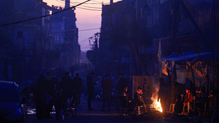 Krieg in Nahost: In der Not ein Lagerfeuer: Menschen wärmen sich in Khan Junis im südlichen Gazastreifen.