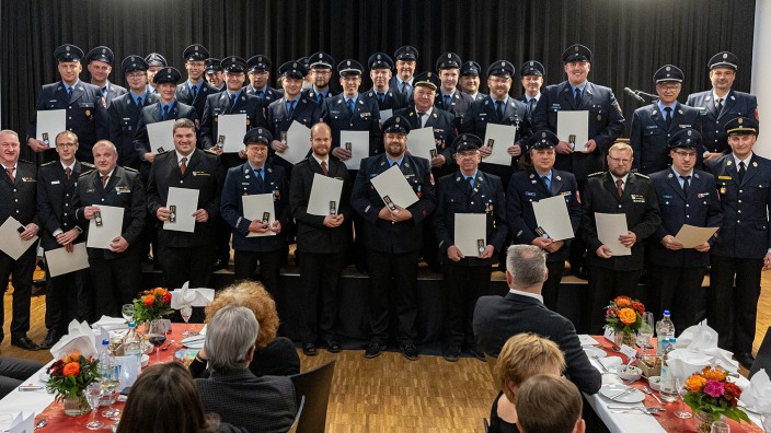 Ehrung: Insgesamt 40 Helfer der Freiwilligen Feuerwehren Planegg und Unterschleißheim sowie des ABC-Zugs München-Land werden mit der rheinland-pfälzischen Fluthilfemedaille geehrt.