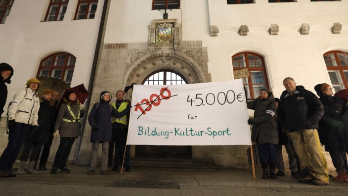Freisinger Stadtrat: Vor Beginn der Stadtratssitzung zeigten Demonstranten ihren Protest gegen die geplante Rauminstallation für 45 000 Euro.
