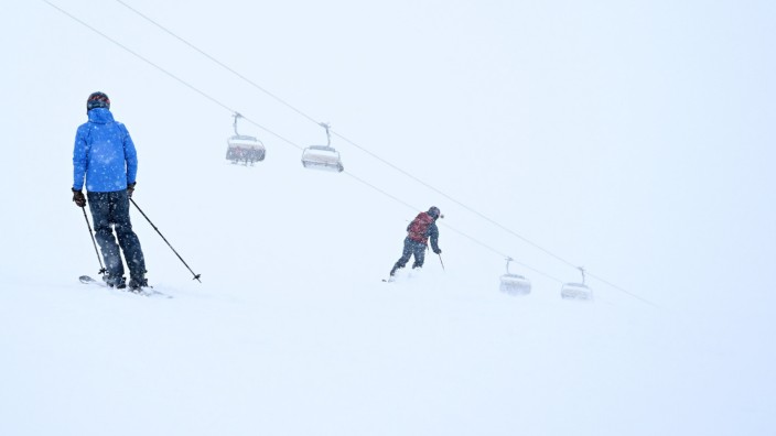 Start der Skisaison: Es geht wieder los: Skifahrer am Freitag auf der Zugspitze.