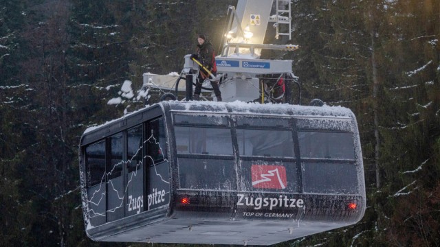 Start der Skisaison: Die Zugspitzbahn hat am Freitag den Betrieb aufgenommen.