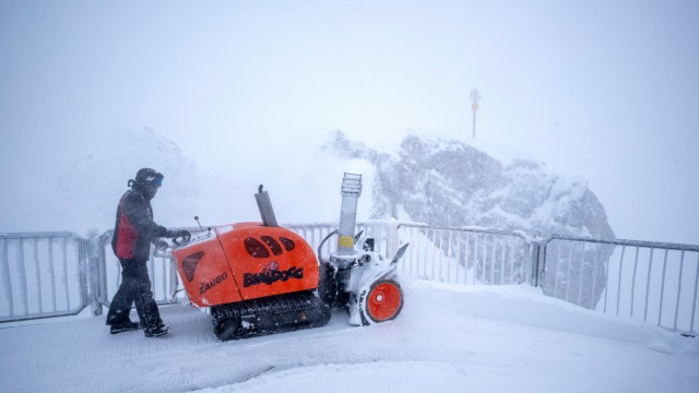 Start der Skisaison: Schnee satt: Auf der Aussichtsplattform der Zugspitze muss der Schnee geräumt werden.
