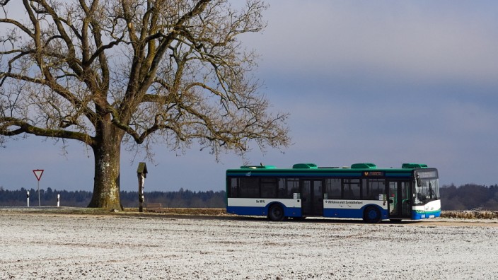 Öffentlicher Nahverkehr: Der öffentliche Nahverkehr ist teuer, der geplante Ausbau der Regionalbuslinie 693, der zwischen Hohenkammer und Lohhof verkehrt, fällt dem Rotstift zum Opfer.