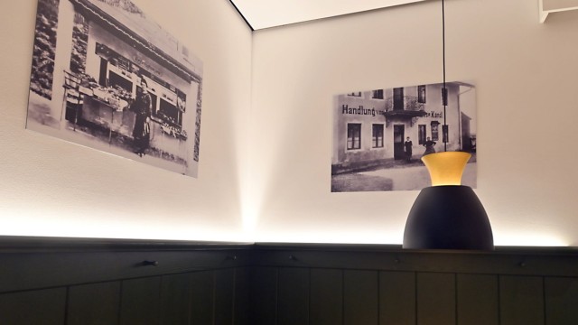 Gastronomie: Historische Schwarz-weiß-Aufnahmen mit Haarer Ansichten schmücken die Wände.