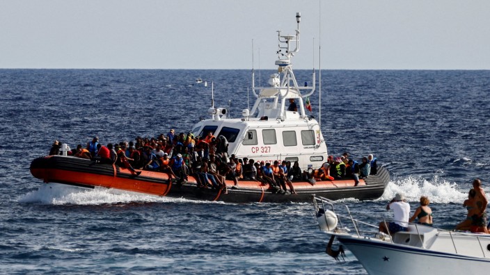 Migration: Ein Boot der italienischen Küstenwache bringt Flüchtlinge nach Lampedusa.
