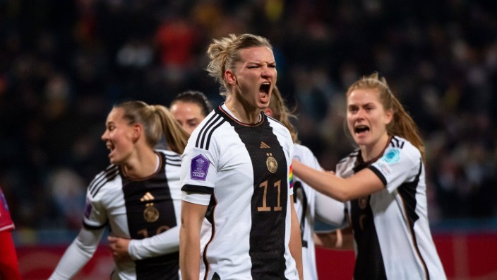 DFB-Frauen in der Nations League: Da war schon etwas Druck weg: Alexandra Popp (Mitte) bringt das deutsche Nationalteam in Führung gegen Dänemark.
