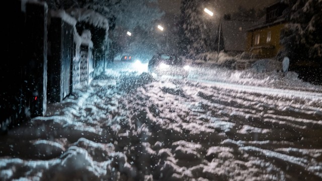 Wetterchaos: Die heftigen Schneefälle sorgen auch auf den Straßen für Einschränkungen, hier im Münchner Viertel Pasing.