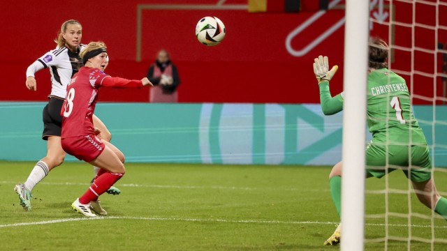 DFB-Frauen in der Nations League: Gleich ist der Ball zum dritten Mal drin: Klara Bühl (links) schaut ihrem Schuss in der dritten Minute der Nachspielzeit hinterher.