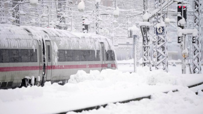 SZ am Morgen: Ein ICE steht nach starkem Schneefall am Münchner Hauptbahnhof. Schnee und Eis haben im Süden Bayerns auf den Straßen und bei der Bahn für Chaos gesorgt.