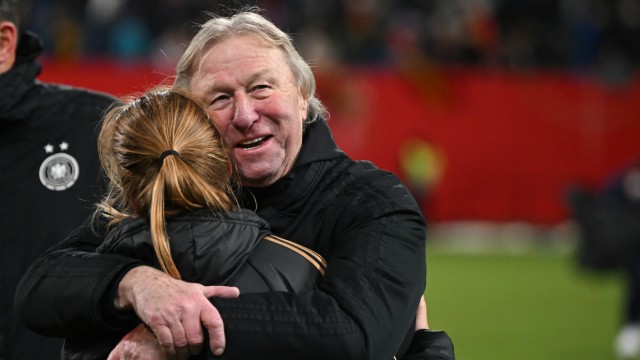 DFB-Frauen in der Nations League: Große Erleichterung: Interims-Bundestrainer Horst Hrubesch umarmt Mittelfeldspielerin Sjoeke Nüsken.