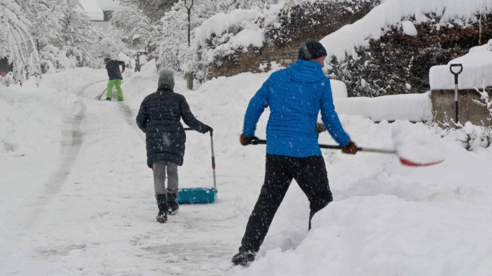 Schneefälle: Gemeinschaftliches Schneeschaufeln in Ebersberg. Sobald man an einer Stelle fertig ist, kann man an der anderen sofort wieder anfangen.