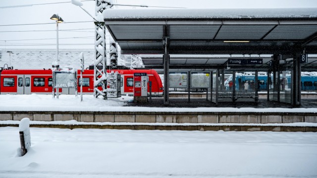 Wintereinbruch: Der Zugverkehr ist weitestgehend eingestellt. Hier ein Bild vom Bahnhof München-Pasing.