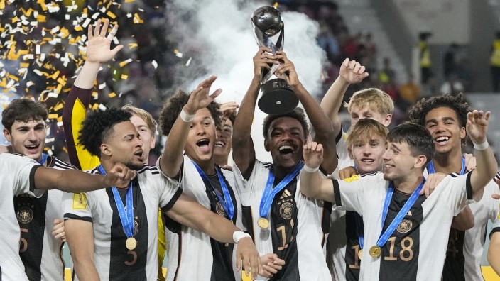 Finale der U17-WM: Da ist der Pokal! Die deutschen U17-Spieler jubeln bei der Siegerehrung.