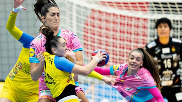 xxx: TOPSHOT - Spain's left back #22 Lara Gonzales (2ndL) vies for the ball during the preliminary round Group G match between Spain and Ukraine of the IHF World Women's Handball Championship in Frederikshavn, Denmark on December 1, 2023. (Photo by Henning Bagger / Ritzau Scanpix / AFP) / Denmark OUT