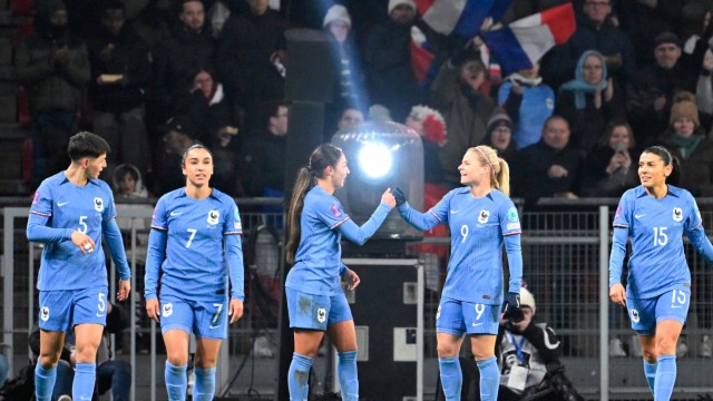xxx: France's midfielder #09 Eugenie Le Sommer (2nd-R) celebrates scoring her team's second goal during the UEFA Women's Nations League group 2 football match between France and Austria at the Roazhon Park in Rennes, western France, on December 1, 2023. (Photo by Damien Meyer / AFP)