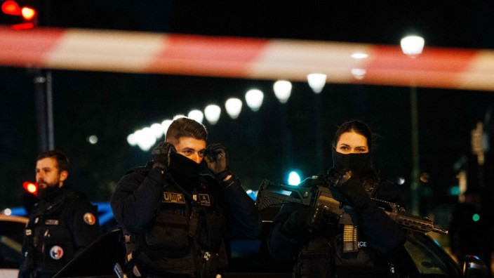 Frankreich: Polizisten am Tatort der Messerstecherei in Paris